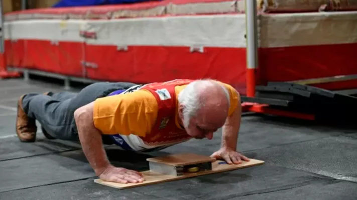 Отжимания после 60 лет: Фото.