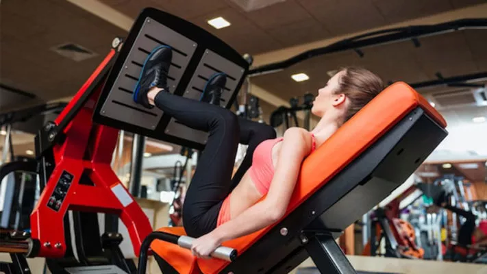 Жим ногами в тренажере для женщин: фото.