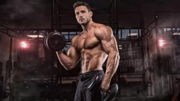 Поочередный подъем гантелей на бицепс: фото.