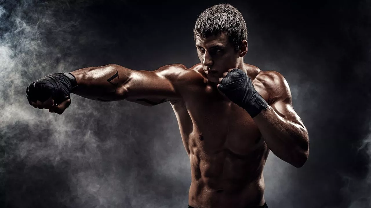 Тренировка бойцов ММА.