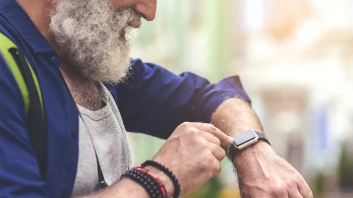 Какой фитнес браслет выбрать для пожилого человека: фото.